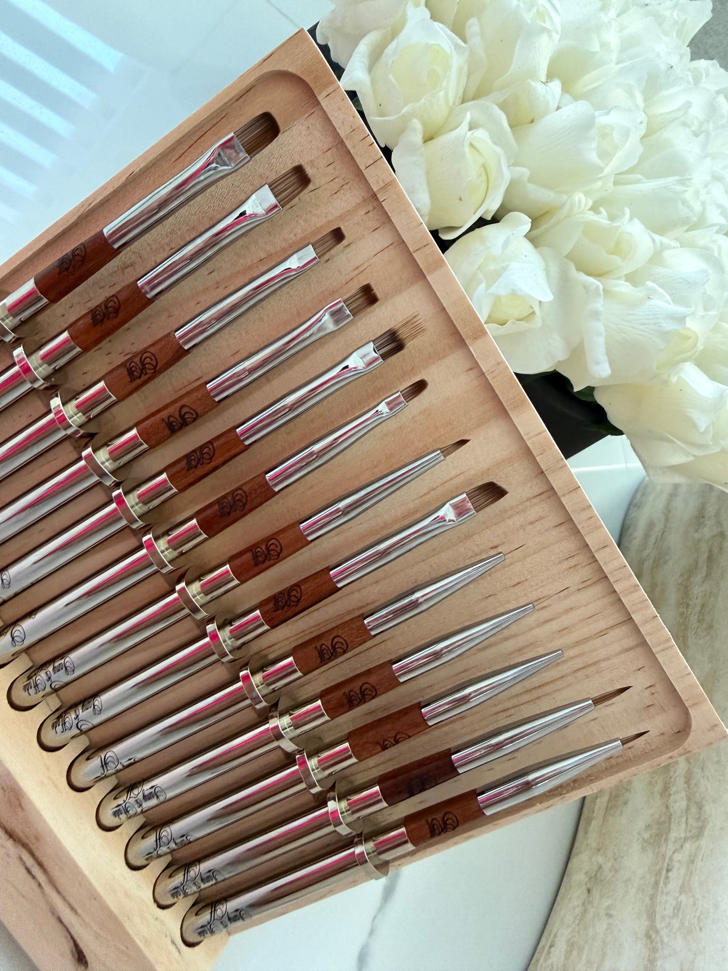 Set Luxury Nail Brush with Metal
Handle Wooden 13 piezas