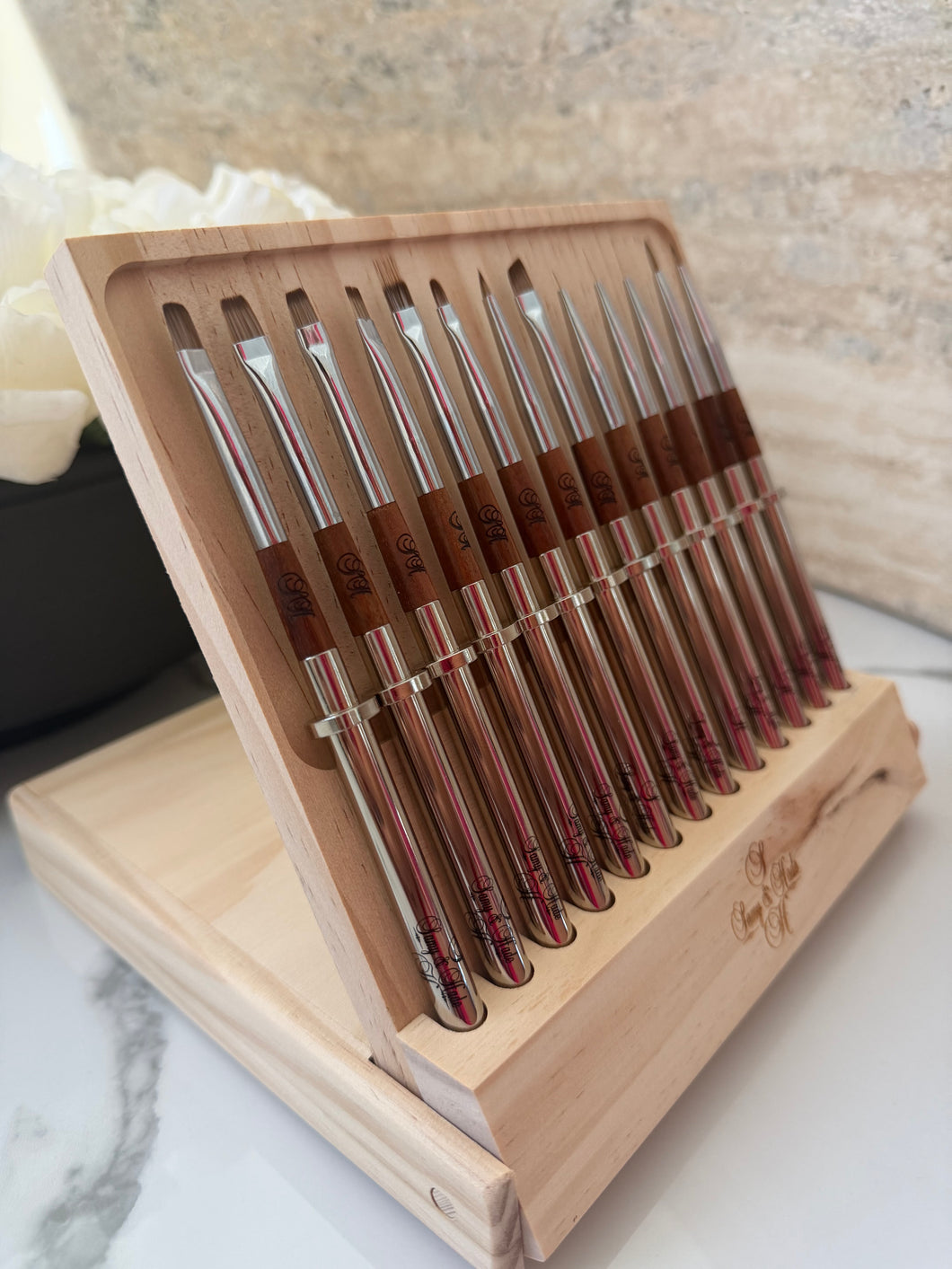Set Luxury Nail Brush with Metal
Handle Wooden 13 piezas